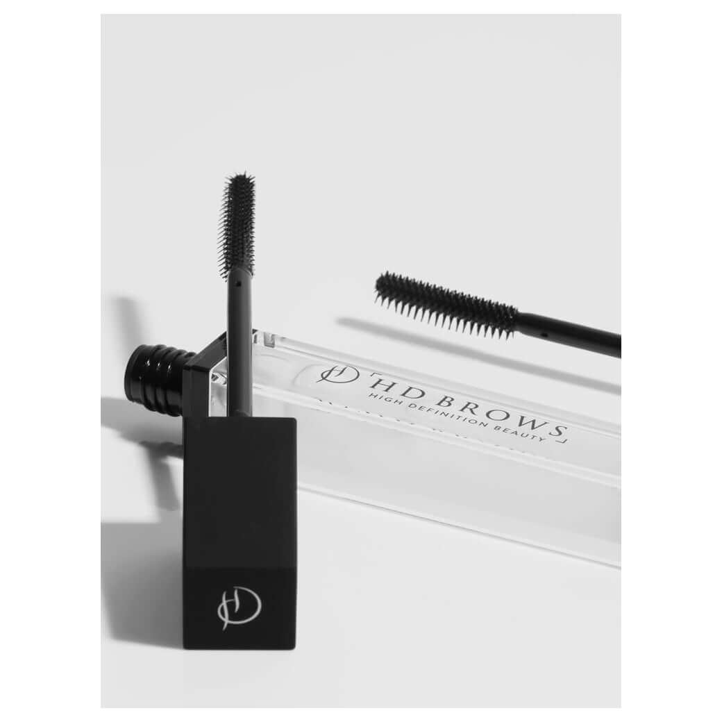 Lash & Brow Booster HD Brows Lash&Brow Booster Lash&Brow Booster ist ein Augenbrauen- und Wimpernserum mit Wirkstoffen, die dafür bekannt sind, die Härchen zu pflegen und ihr Volumen und ihre Länge zu verbessern. Warum es Ihnen gefallen wird Wenn Sie Ihre