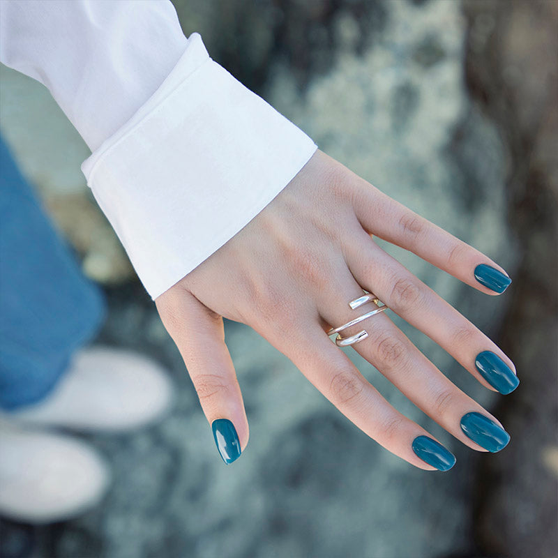 Lake Louise Nail Polish – Nahaufnahme des Farbtons; Farbton ein sattes, tiefes Aquamarin in Blaugrün