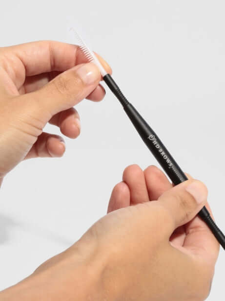 Brow Tool HD Brows Augenbrauen-Tool Dieser Griff wurde für die Verwendung mit unseren HD Brows Tool-Kammaufsätzen entwickelt , die sich perfekt zum Bürsten der Augenbrauen eignen. Warum es Ihnen gefallen wird Um während der Behandlungen Hygienemaßnahmen e