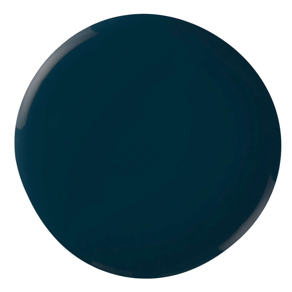 0319 At High Tide - GEMINI GEMINI GEMINI NagellackEin tiefes Blau mit einem Hauch von Schwarz. Dieser faszinierende Farbton spiegelt die Tiefen der geheimnisvollen Gewässer Englands wider und verleiht jedem Look einen Hauch von Raffinesse. Hergestellt in