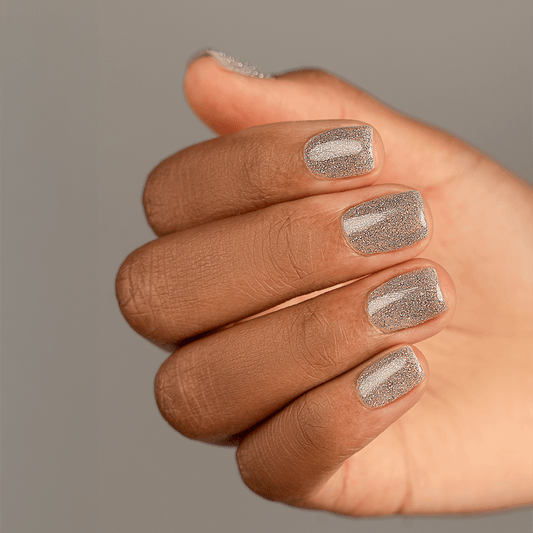 0323 Angel's Sparkle - BIOGEL BIOGEL BIOGEL Gelsystem Ein funkelndes, ultrareflektierendes Silber, das das Licht aus jedem Winkel einfängt. Angel’s Sparkle sorgt für mühelosen Glamour, der Ihre Nägel in dieser Partysaison zum ultimativen Accessoire macht.