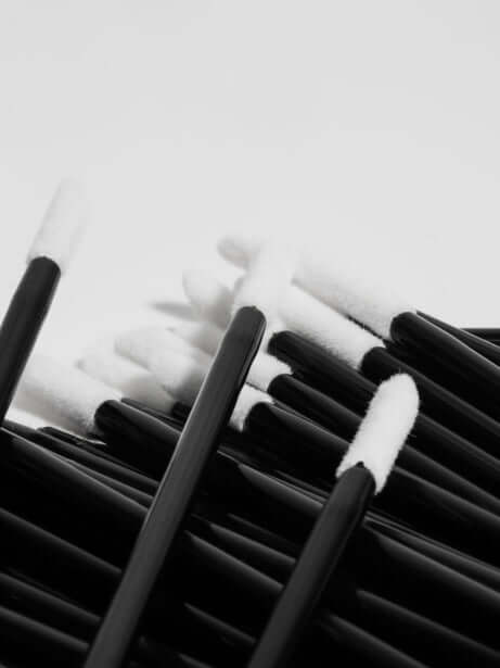 Dye Me Quick Sticks (100) HD Brows Dye Me Quick Sticks Unsere Dye Me Quick Sticks sind in Packungen zu 100 Stück erhältlich und wurden für das schnelle und einfache Auftragen von Augenbrauenfarbe während Ihrer HD-Behandlungen entwickelt. Warum es Ihnen ge