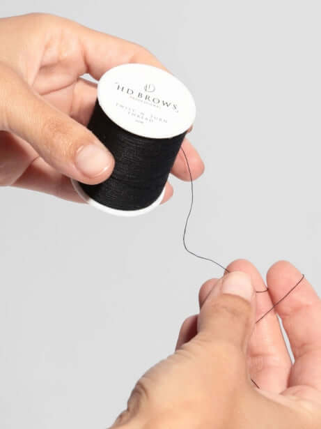 Twist N Turn Thread HD Brows Twist N Turn Garn Unser Twist N Turn-Faden eignet sich perfekt zum Entfernen aller feinen, flauschigen Vellushaare rund um die Augenbrauenform für ein superglattes und sauberes Finish. Warum es Ihnen gefallen wird Dieser profe