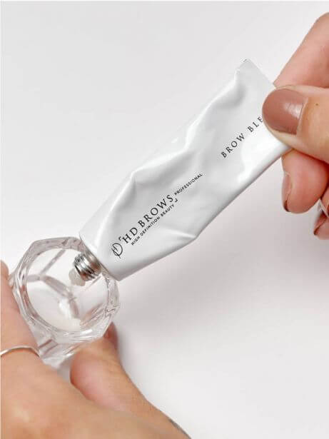 Brow Bleach HD Brows Brow Bleach Brow Bleach ist unsere Augenbrauenaufhellungspaste, die ausschließlich für geschulte HD Brows-Farbexperten erhältlich ist. Dieses Produkt bringt Ihre Färbung auf die nächste Stufe und ermöglicht es Ihnen, für jeden Kunden