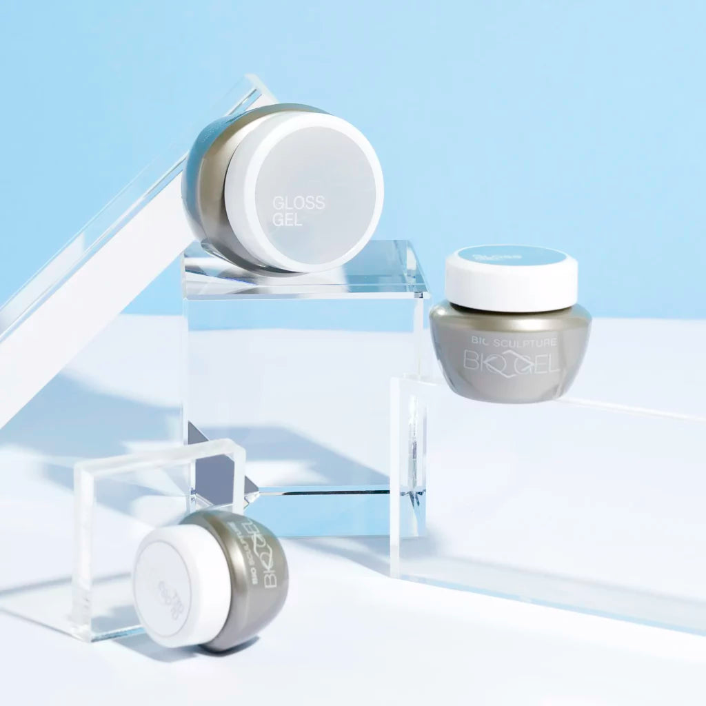 Gloss Gel - BIOGEL BIOGEL Base Gloss Gel wird als letzte Schicht auf allen Nageltypen verwendet. Es schützt und verleiht Überzügen einen glänzenden Glanz. Glanzgel ist selbstnivellierend und geruchslos. Es härtet in 30 Sekunden unter LED und 30 Sekunden u