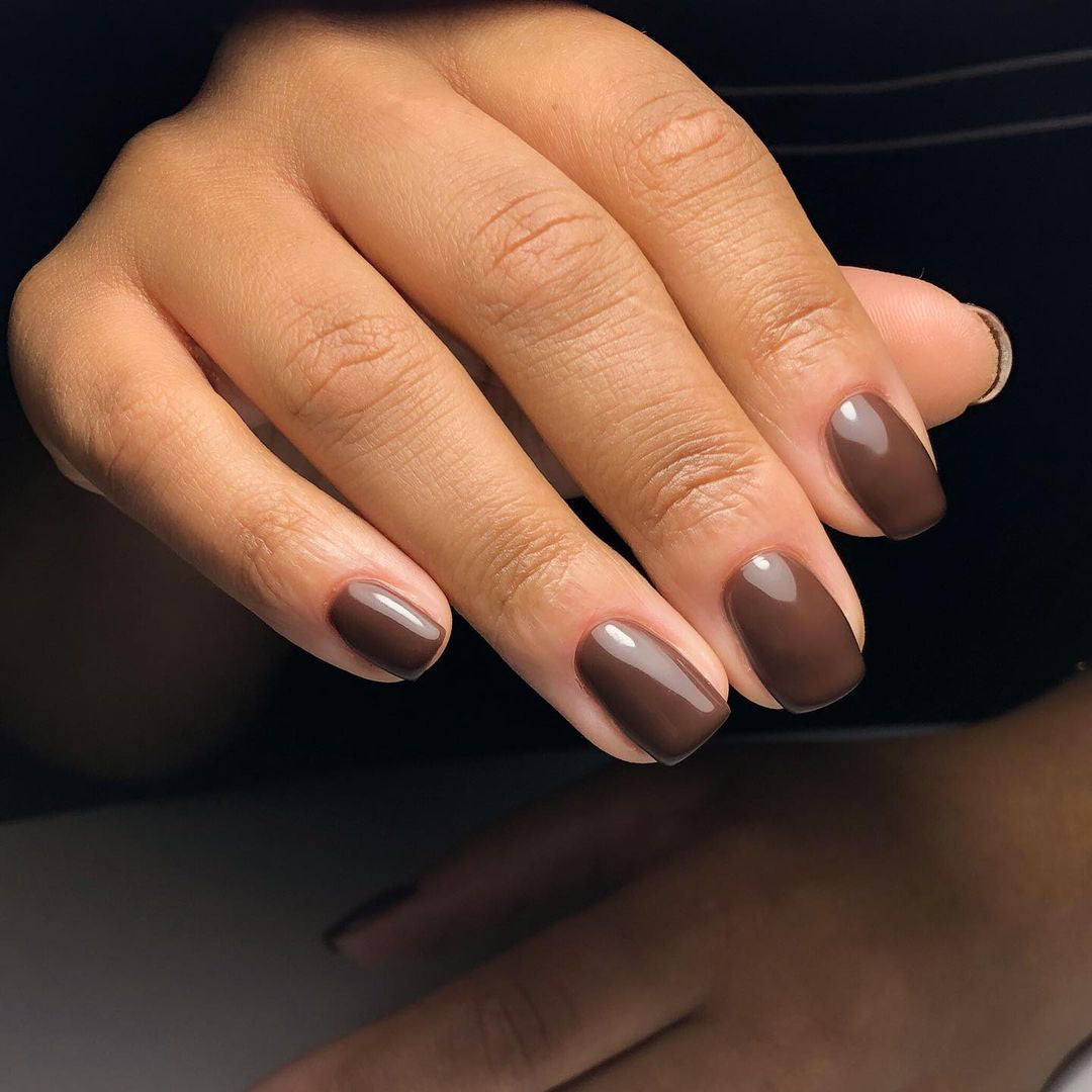 Courtney Nail Polish – Nahaufnahme des Farbtons; Farbton ein sattes, klassisches Schokoladenbraun