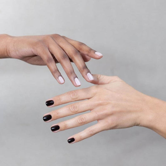 0324 Ghost Noir - BIOGEL BIOGEL BIOGEL Gelsystem Mutig, kultig und zeitlos. Dieser tiefe, fast schwarze Farbton mit einem Hauch von Dunkelrot schmeichelt allen Hauttönen und verspricht, ein zukünftiger Kultklassiker zu werden. Hergestellt in SüdafrikaBIOG