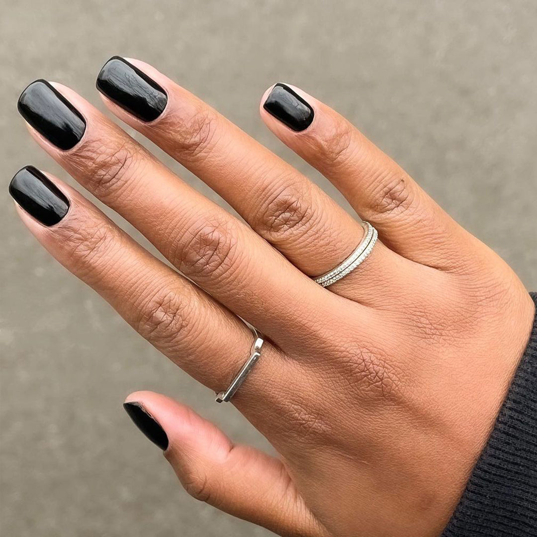 Daniella Nail Polish – Nahaufnahme des Farbtons; Farbton ein zeitloses, besonders farbintensives Schwarz