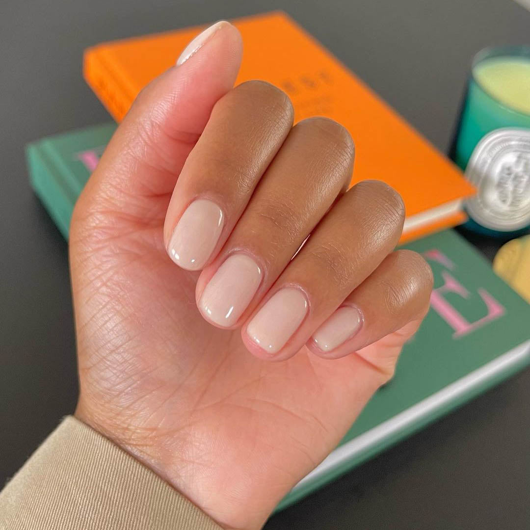 Crème Nail Polish – Nahaufnahme des Farbtons; Farbton ein weiches, cremiges Off-White mit warmem Elfenbeinton
