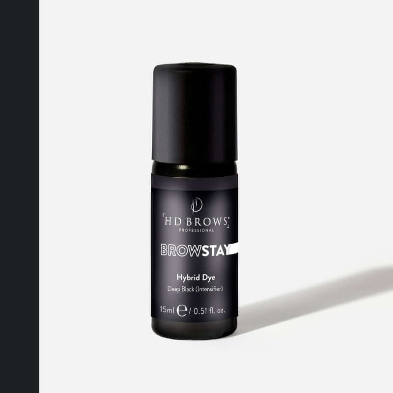 BrowStay Hybrid Dye BrowStay Hybrid BrowStay Hybrid Dye Der BrowStay Hybrid Dye ist eine professionelle flüssige Hybridtönung, die 100 % vegan und 100 % hennafrei ist. Kreieren Sie den unverwechselbaren, definierten Hybrid-Stil mit langanhaltenden Ergebni