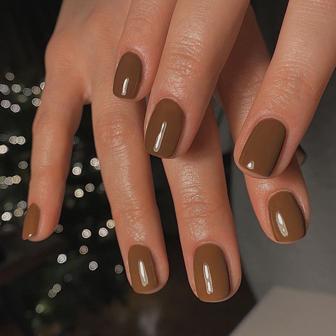 Sunset Boulevard Nail Polish – Nahaufnahme des Farbtons; Farbton ein warmes Vintage-Braun mit weicher Karamellfülle