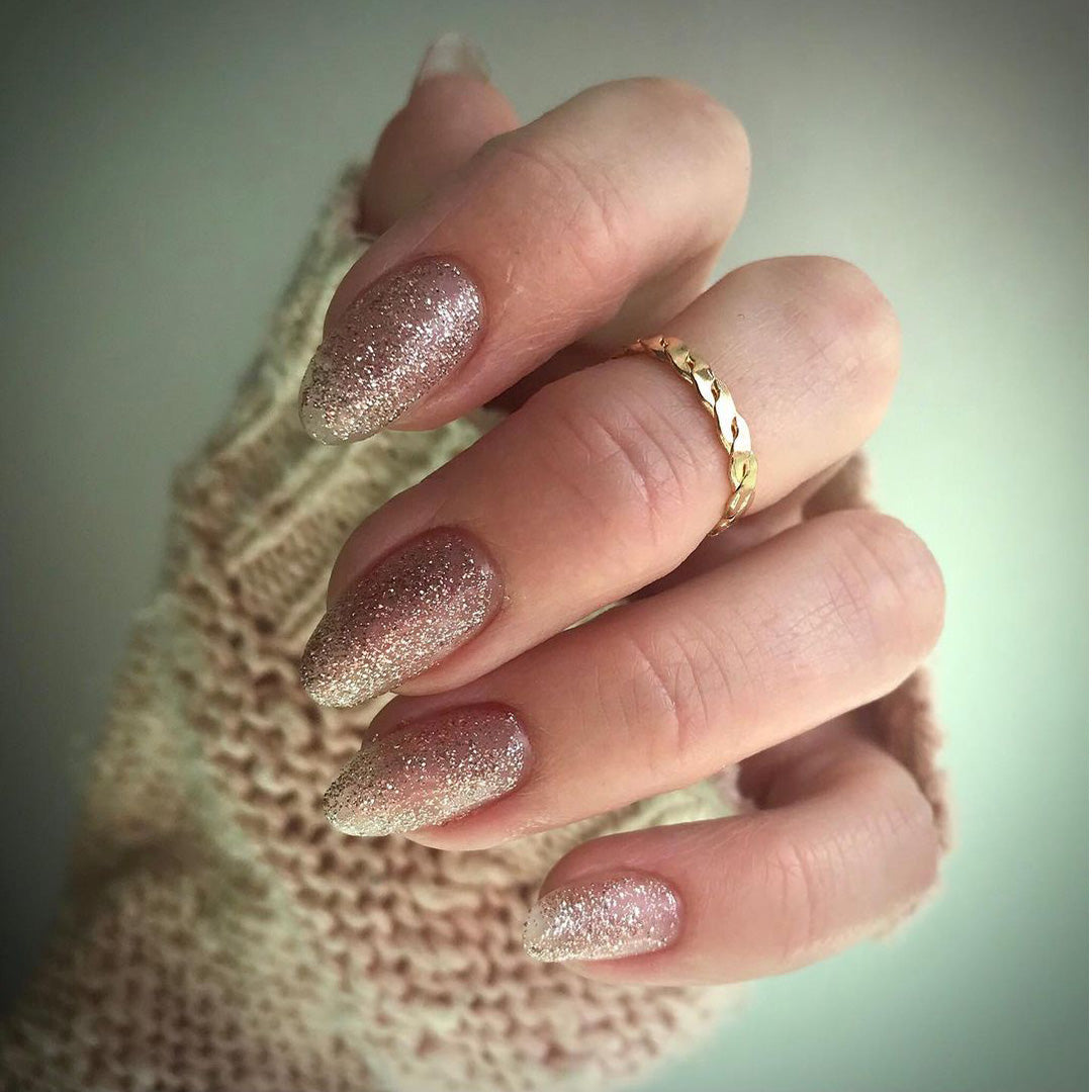 Shine Like A Disco Ball Nail Polish – Farbwirkung auf lackierten Nägeln; Farbton ein heller, warmer Goldglitter