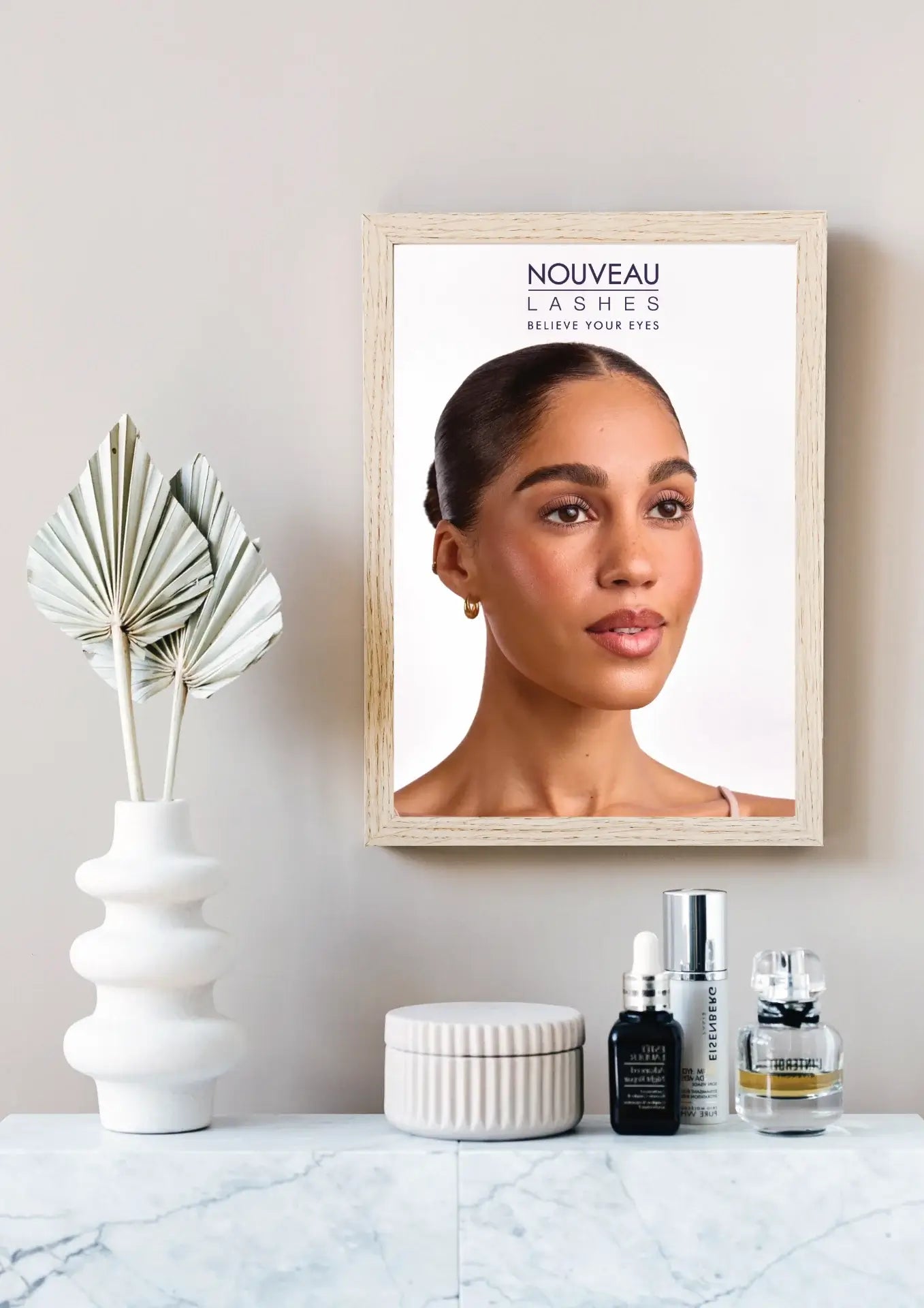 Digitale Nouveau Lashes Posterdatei Variante 1 – Produktansicht