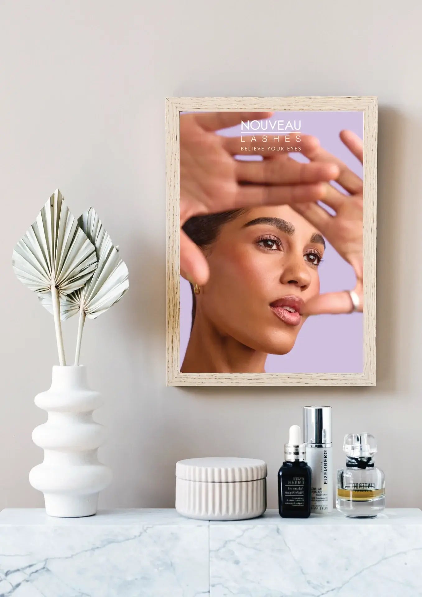 Digitale Nouveau Lashes Posterdatei Variante 2 – Produktansicht