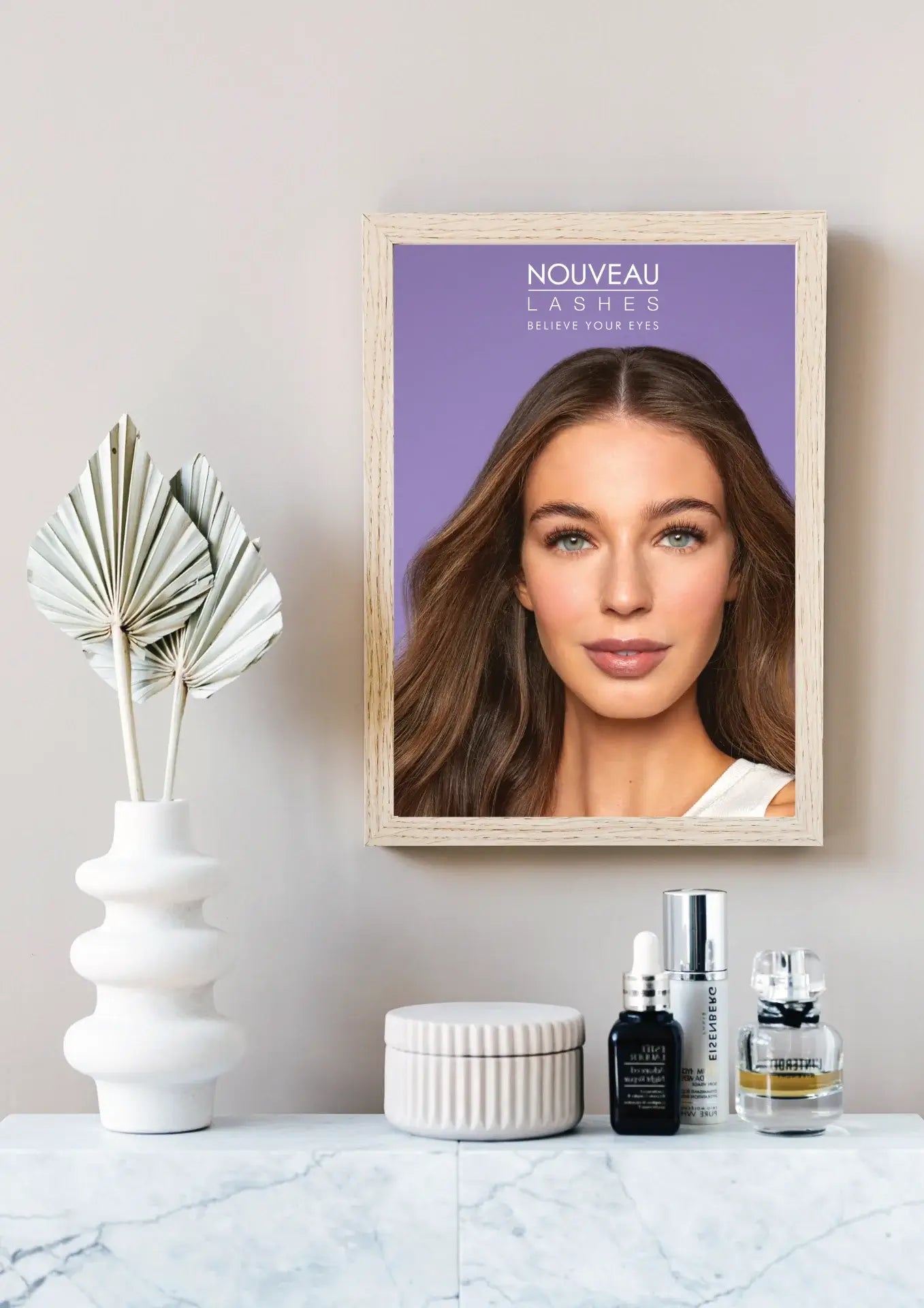 Digitale Nouveau Lashes Posterdatei Variante 4 – Produktansicht
