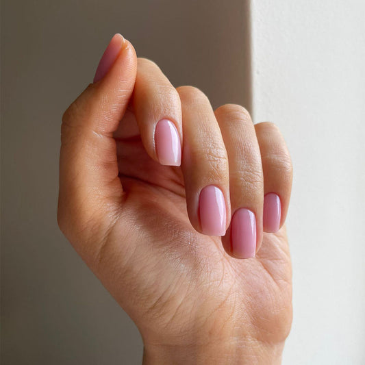 Sheer Admiration Nail Polish – Farbwirkung auf lackierten Nägeln; Farbton ein zartes, transparentes Blush-Rosa mit weicher, milchiger Transparenz