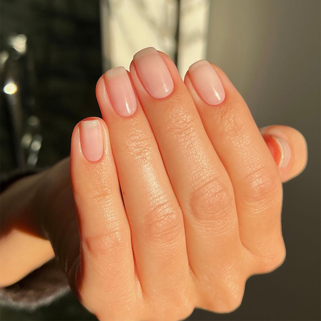 Transparent Beauty Nail Polish – Nahaufnahme des Farbtons; Farbton ein transparentes, kaum wahrnehmbares Rosa mit klarer, durchscheinender Wirkung