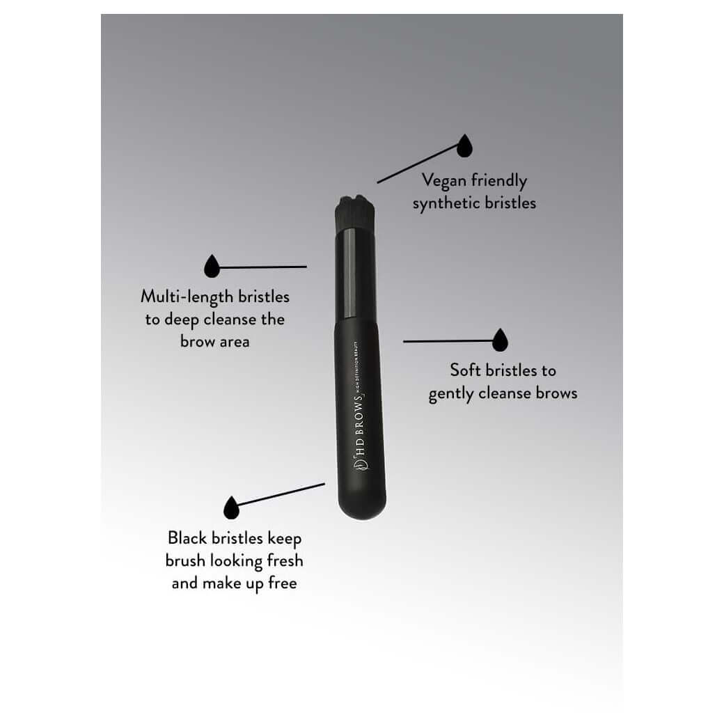 Brow Cleansing Brush HD Brows Augenbrauen-Reinigungsbürstchen Die Augenbrauen-Reinigungsbürste ist unverzichtbar für die Vorbereitung Ihrer Augenbrauenbehandlung. In Kombination mit dem HD Brows Foaming Brow Shampoo werden die Augenbrauen gründlich gerein