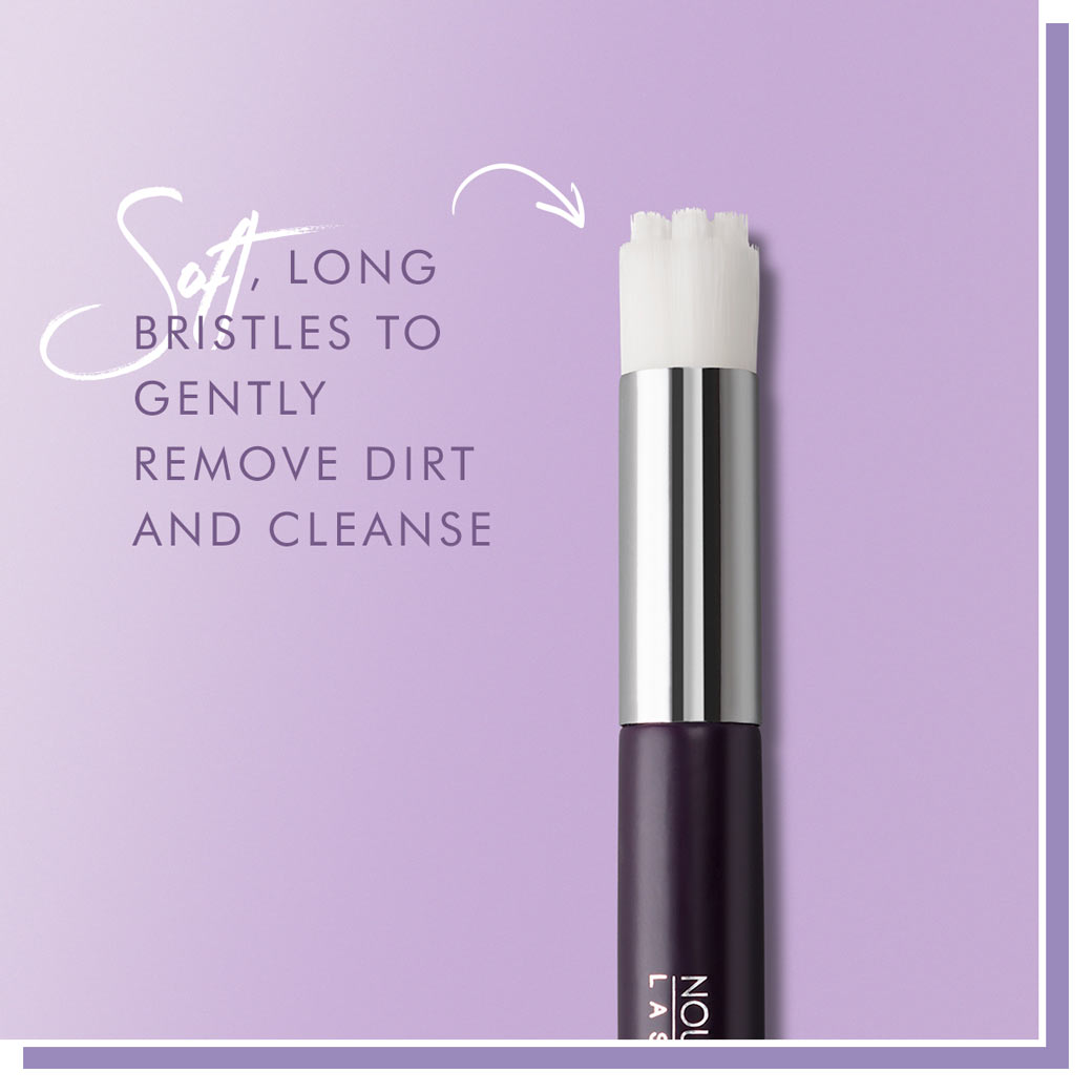 Lash & Lid Cleansing Brush Instrumente & Zubehör Verwenden Sie diese clevere Reinigungsbürste mit Ihrem Lash & Lid Foaming Cleanser, um die Wimpern und den Augenliderbereich gründlich zu reinigen. Es ist die perfekte Ergänzung zum Lash & Lid Foaming Clean