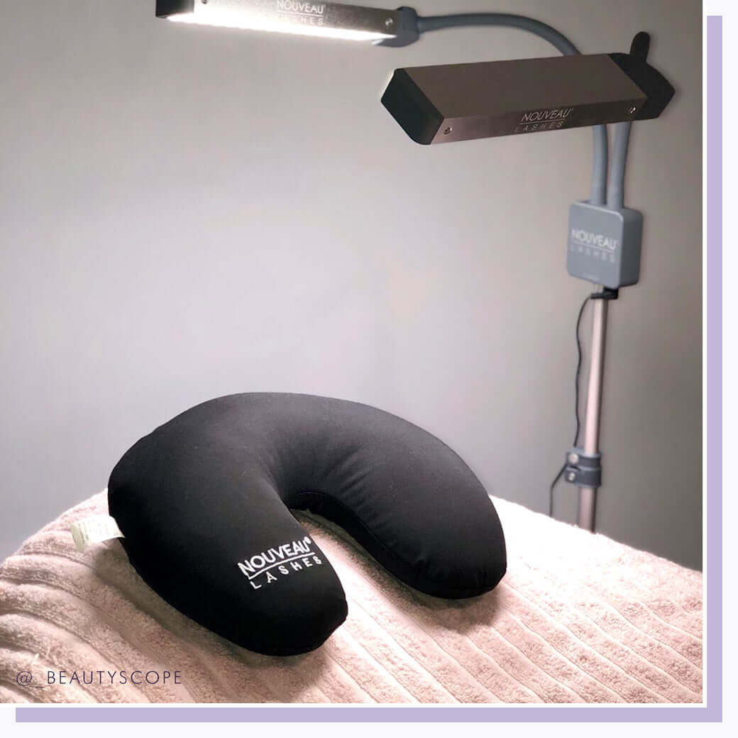 Nackenkissen Instrumente & Zubehör Gönnen Sie Ihren Kunde eine komfortable und entspannte Extend, Express, LVL Enhance und SVS Behandlungen mit unserem Luxus-Marken-Mikroperle Nackenkissen. Nouveau Lashes