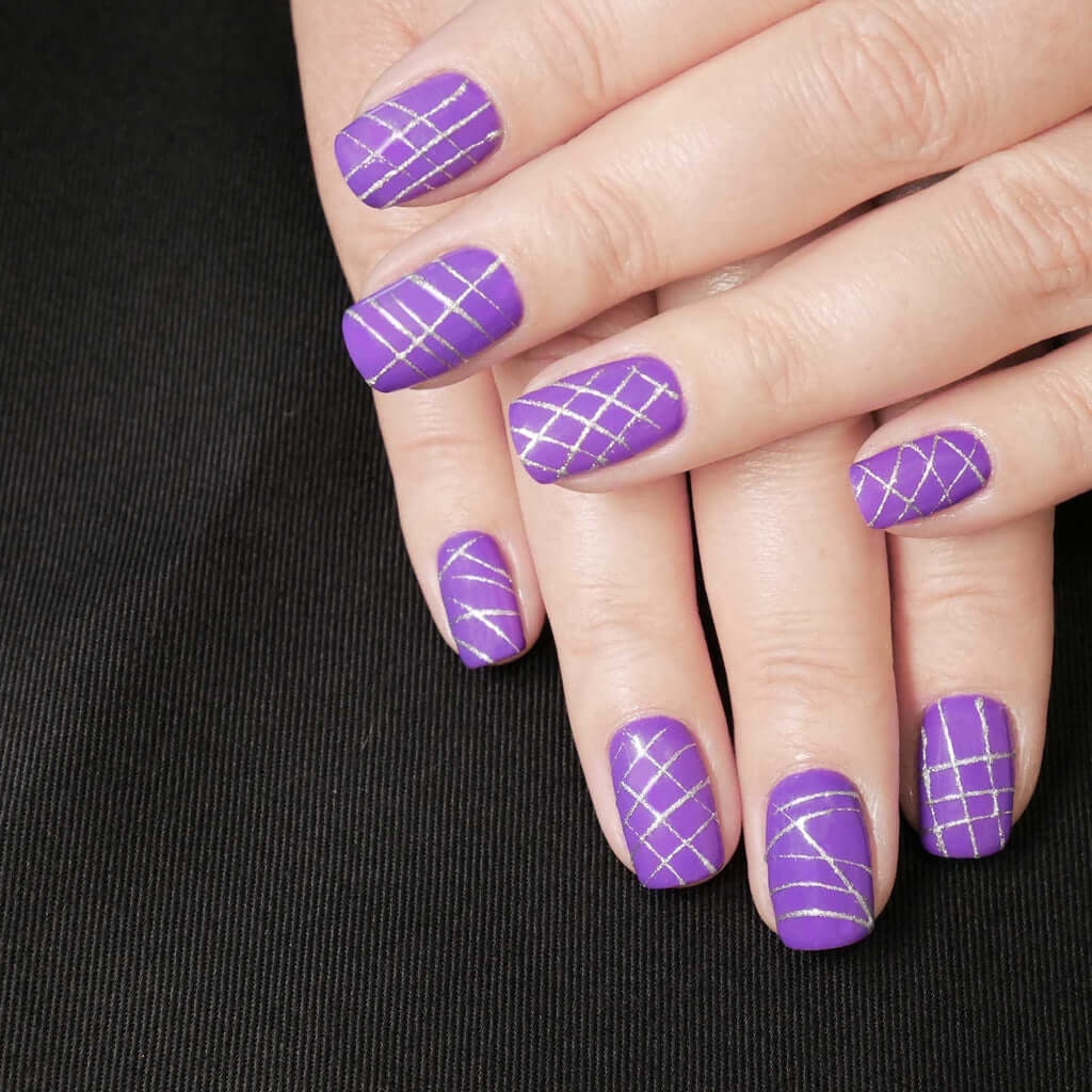 Silver Threading Gel - BIOGEL BIOGEL Silver Threading Gel - BIOGEL Dieses Gel hat einen glitzernden, metallischen Farbton, eine hohe Viskosität und fädelbare Eigenschaften , um mühelos schöne Nagelkunst zu kreieren. Anwendungstipp: Auf das ausgehärtete un