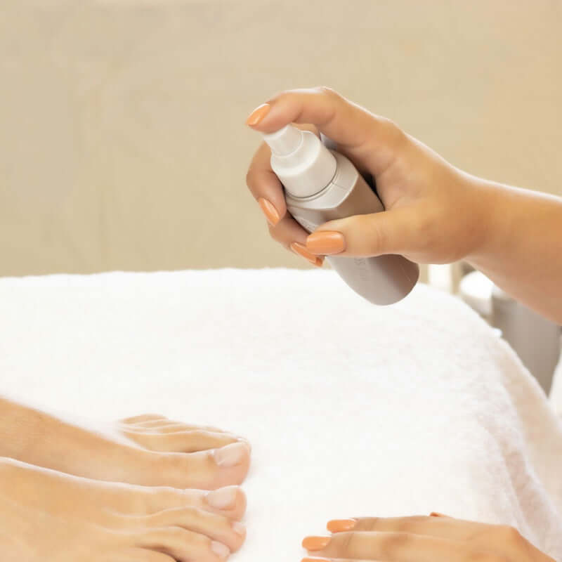 Summer Heel Spritz - SPA SPA Die Summer Heel Callus Removal Treatment bietet die Flexibilität, in eine BIO SCULPTURE Delux-Pediküre oder als Express-Behandlung integriert zu werden. Neben der professionellen Behandlung bietet das Summer Heel Home Care Pac