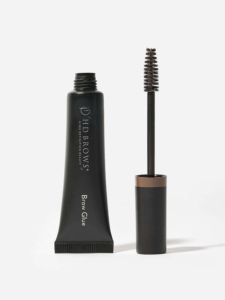 Brow Glue HD Brows Augenbrauen-Fixiergel Team HD wollte das beste Augenbrauengel entwickeln, das es je ausprobiert hat. Nach über einem Jahr Entwicklungszeit war Brow Glue endlich geboren. Wir haben es nicht ohne Grund Brow Glue genannt. Mit seiner supers