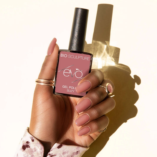 0126 Suzy - EVO EVO EVO GellackEin schillernder, zart Altrosa-Nude Ton, der jedem Outfit schmeichelt. Hergestellt in Südafrika.EVO by Bio Sculpture Bio Sculpture