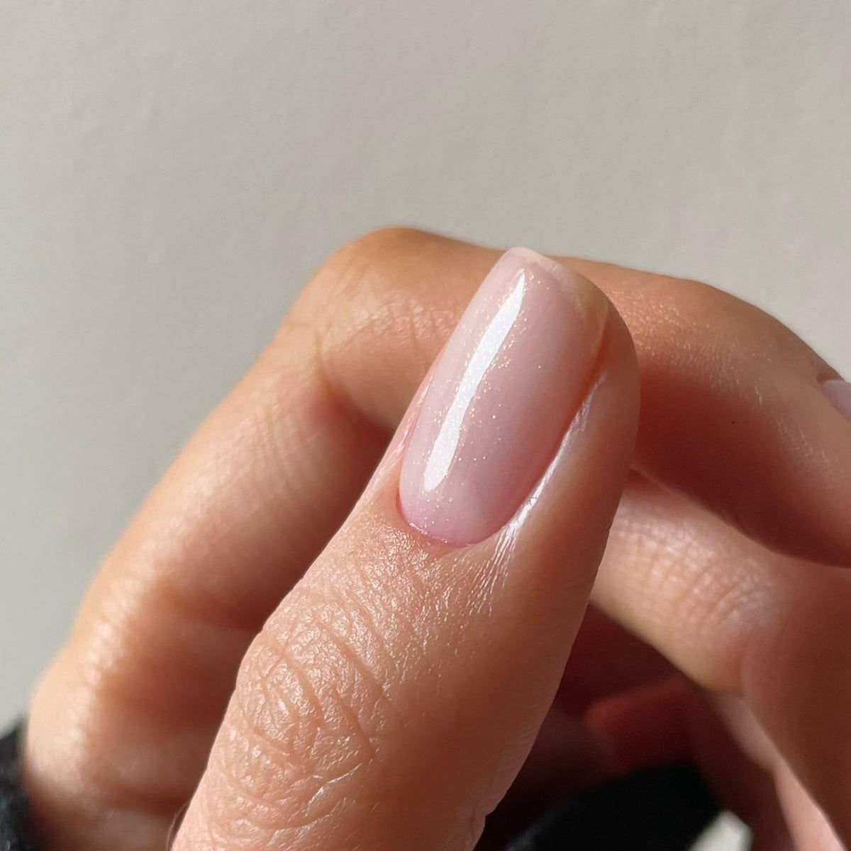 Baby Heart Confetti Nail Polish – Farbwirkung und Produktdetail; Farbton ein transparentes Babyrosa mit zartem Schimmer