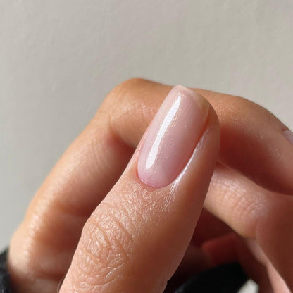 Baby Heart Confetti Nail Polish – Farbwirkung und Produktdetail; Farbton ein transparentes Babyrosa mit zartem Schimmer