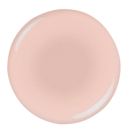 Luka Nail Polish – Farbwirkung auf lackierten Nägeln; Farbton ein helles, transparentes Nude mit weichem, milchigem Ton