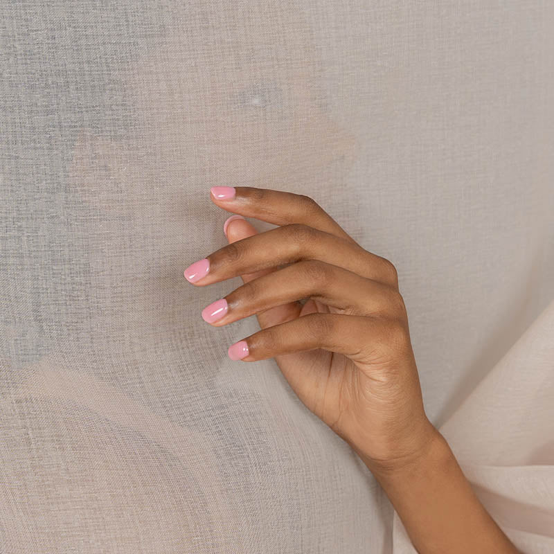 Alyssa Nail Polish – Farbwirkung auf lackierten Nägeln; Farbton ein transparentes, rosiges Pink