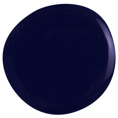 Astrid Nail Polish – Nahaufnahme des Farbtons; Farbton ein sattes Königsblau mit kühlem Indigo-Unterton