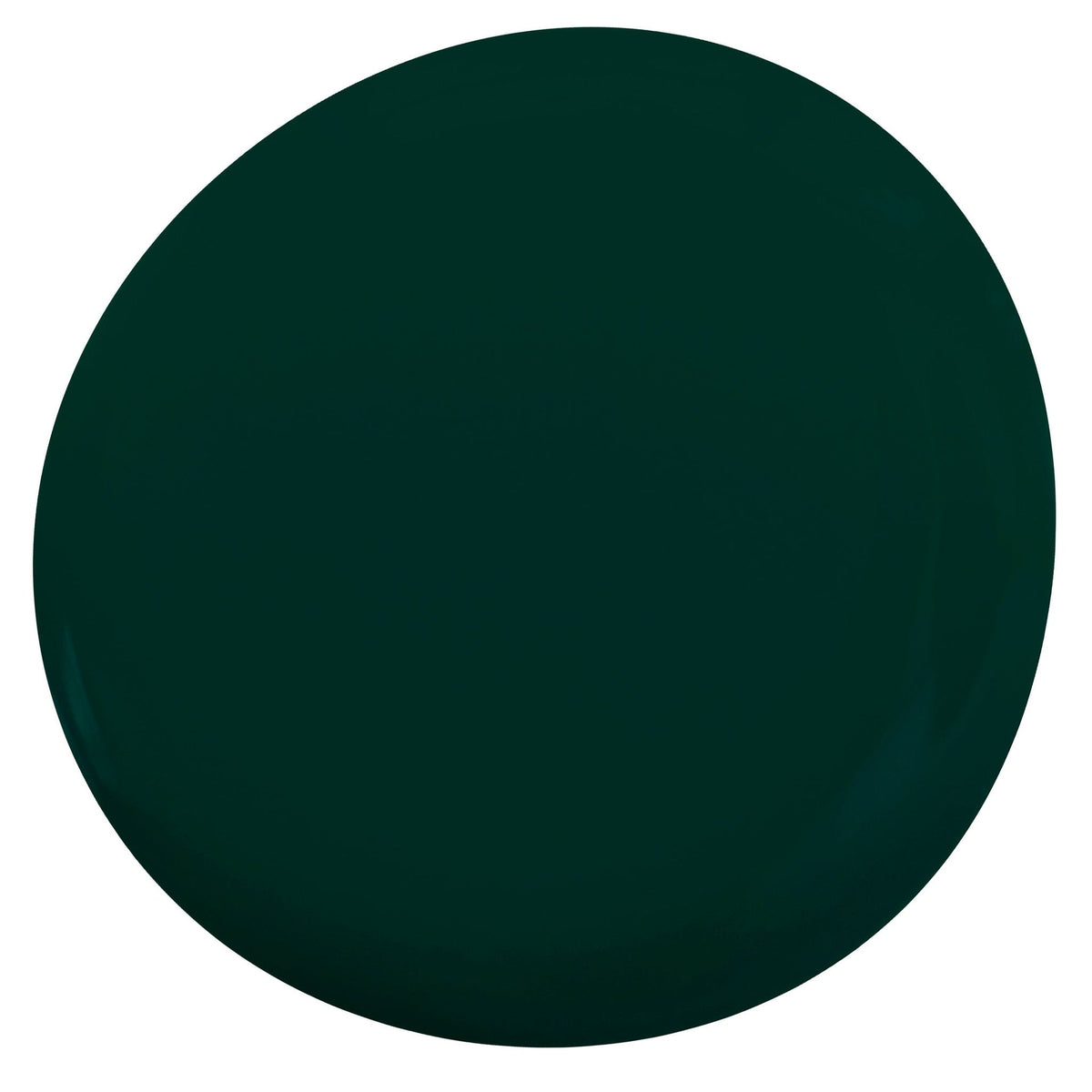 Mira Nail Polish – Farbwirkung auf lackierten Nägeln; Farbton ein gedecktes Waldgrün mit kühlen blauen Untertönen