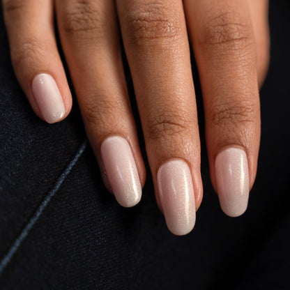 BIOGEL 0344 Pearl Frost – heller Perlmuttschimmer auf mandelförmigen Nägeln