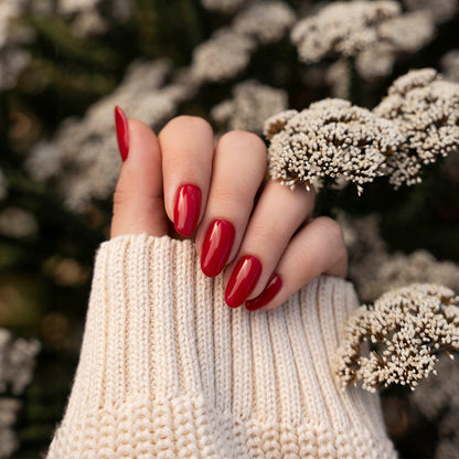 Rambling Rose Nail Polish – Nahaufnahme des Farbtons; Farbton ein echtes Rot mit pinkfarbenem Unterton