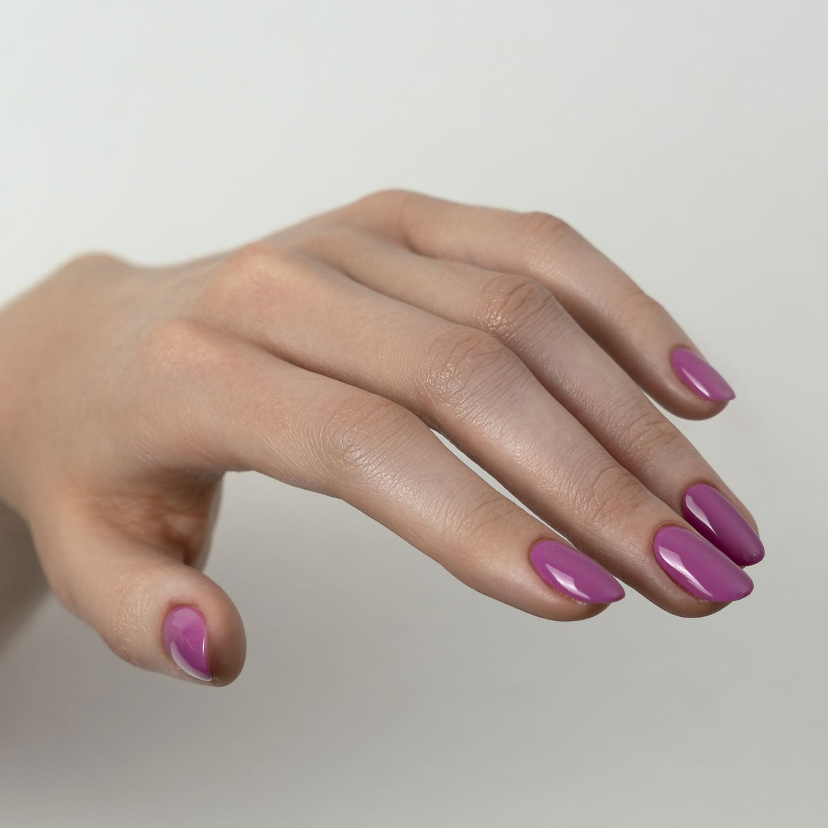 Purple Plasma Nail Polish – Farbwirkung auf lackierten Nägeln; Farbton ein lebhaftes Violett mit leuchtend-elektrischer Wirkung