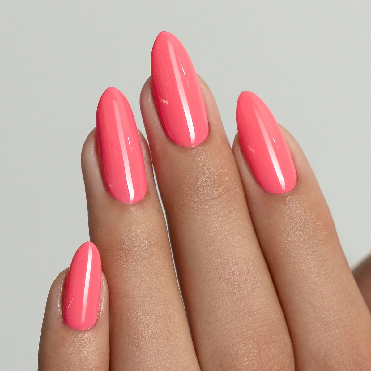 Coral Crush Nail Polish – Farbwirkung auf lackierten Nägeln; Farbton ein lebhaftes Korallrosa mit frischer, leuchtender Wirkung