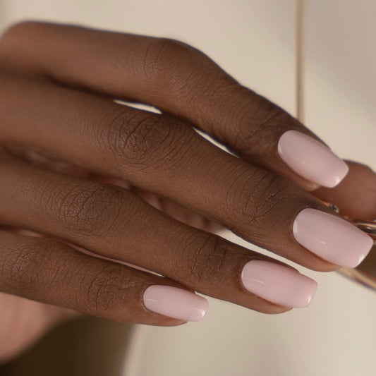 BIOGEL 0343 Blushed Silence – pudriges Blush-Pink auf kurzen Naturnägeln