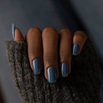 BIOGEL 0346 Nordic Dust – kühles Blau mit grauem Unterton auf kurzen Nägeln