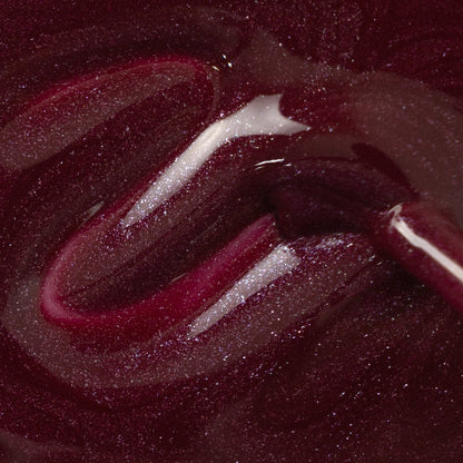 Berry Night Sky Nail Polish – Nahaufnahme des Farbmusters; Farbton ein sattes, weinartig dunkles Beerenrot mit seidigem Sternenschimmer