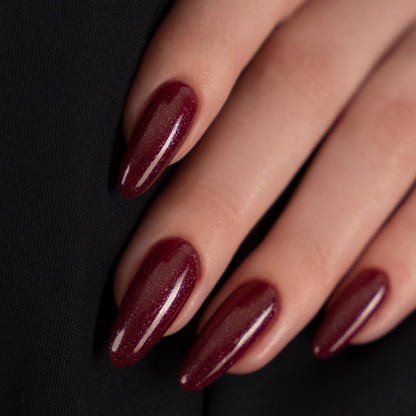 BIOGEL 0348 Berry Night Sky – tiefes Beerenrot mit Schimmer auf mandelförmigen Nägeln