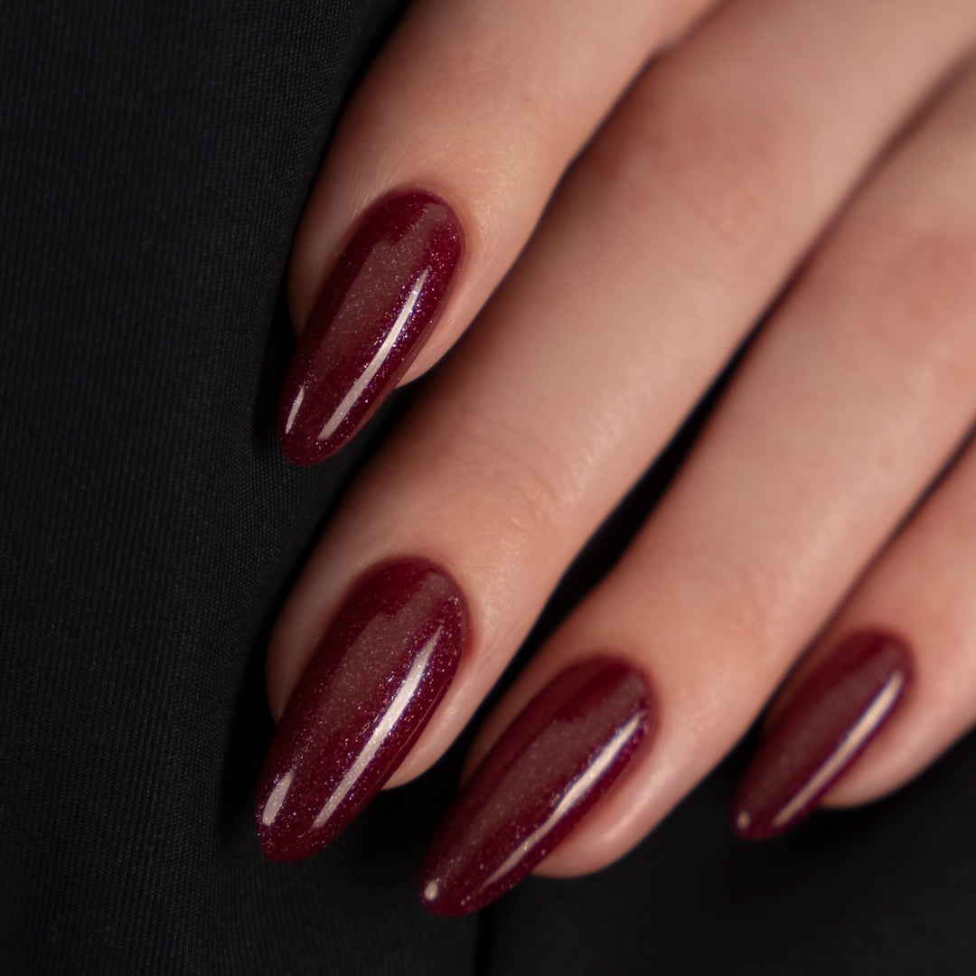 Berry Night Sky Nail Polish – Farbwirkung und Produktdetail; Farbton ein sattes, weinartig dunkles Beerenrot mit seidigem Sternenschimmer