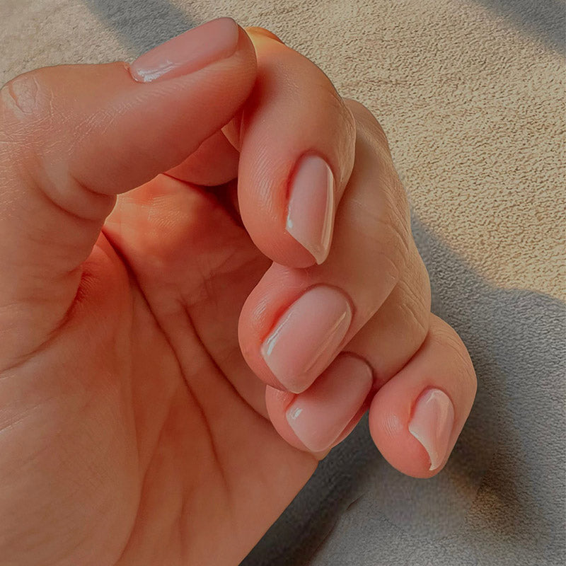 Anthea Nail Polish – Farbwirkung auf lackierten Nägeln; Farbton ein transparentes, helles Rosa, das allein oder als Basis für eine French Manicure getragen werden kann