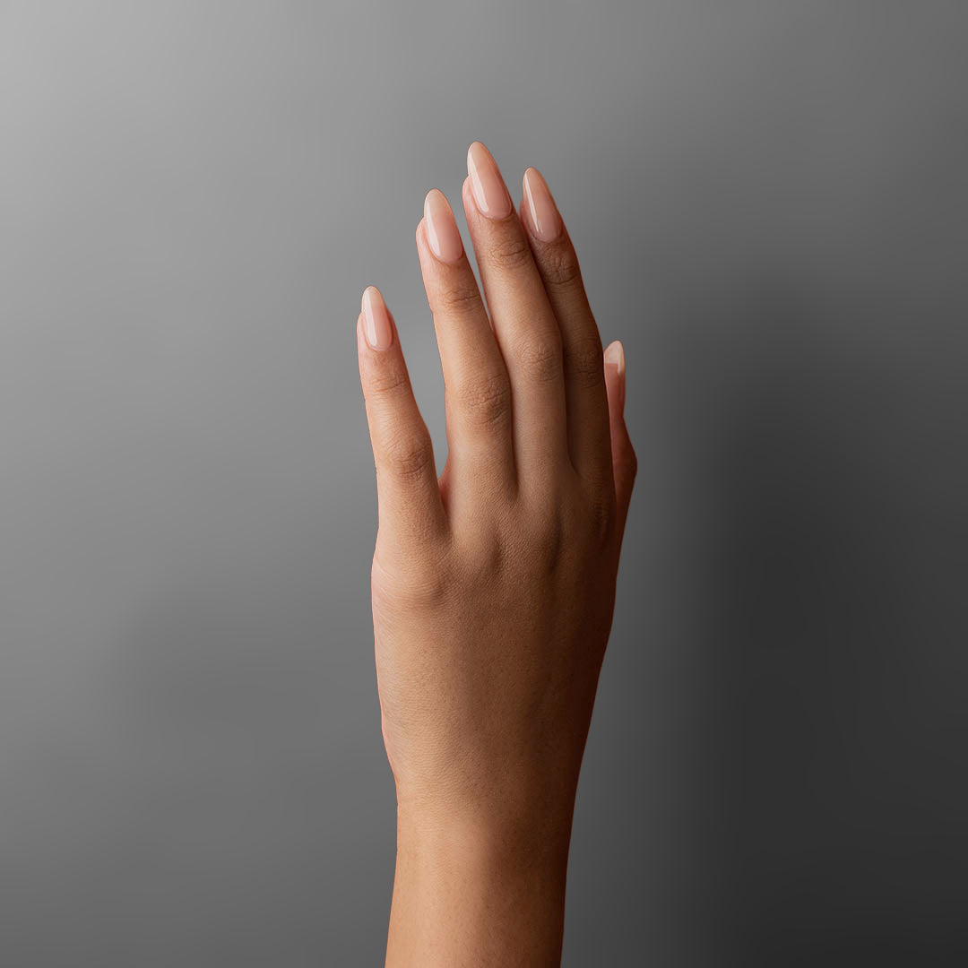 Betina Nail Polish – Farbwirkung auf lackierten Nägeln; Farbton ein transparenter Neutralton mit rosé-beigem Unterton