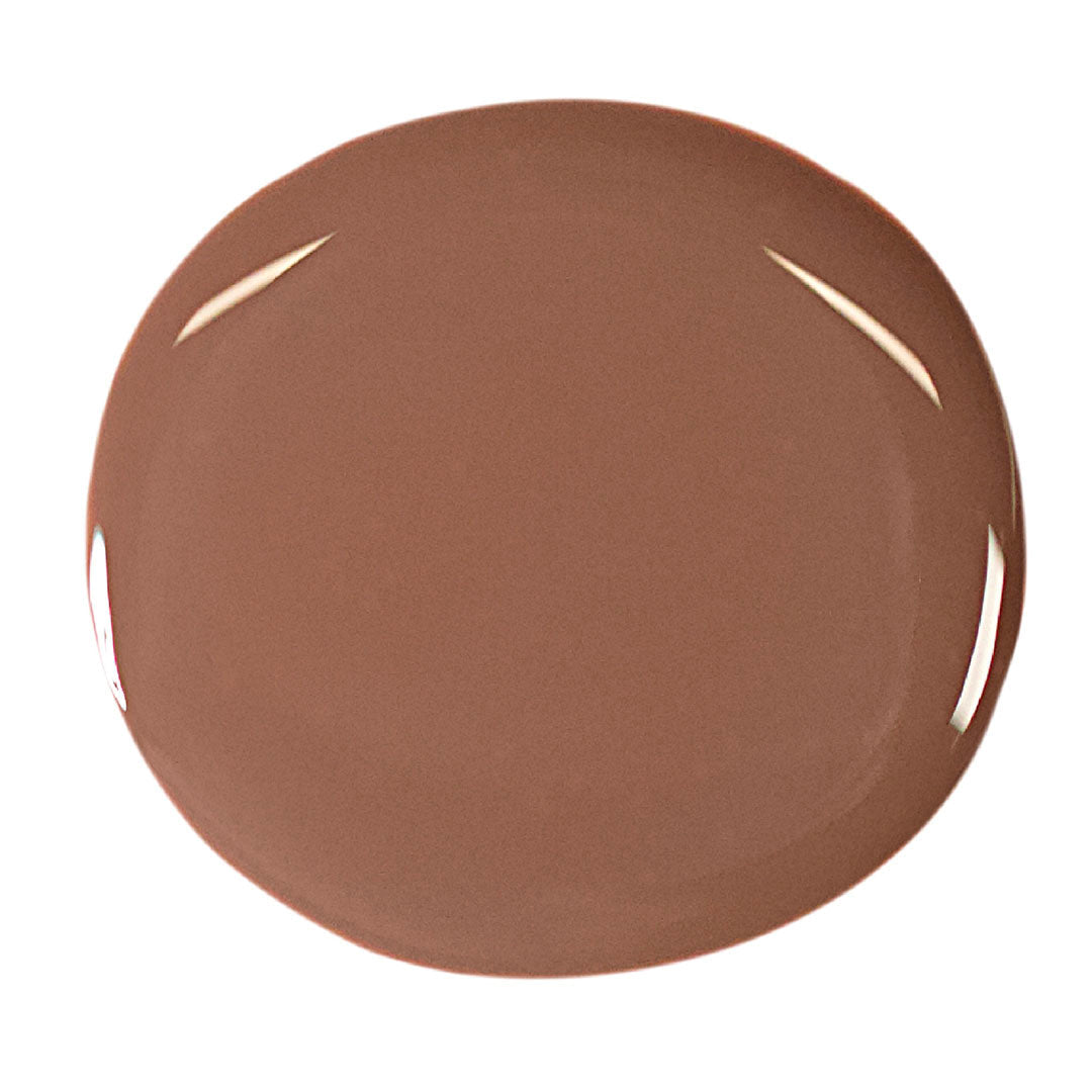 Chocolate Fudge Nail Polish – Farbwirkung auf lackierten Nägeln; Farbton ein anspruchsvoller Fudge-Braunton mit dezenten grauen Untertönen