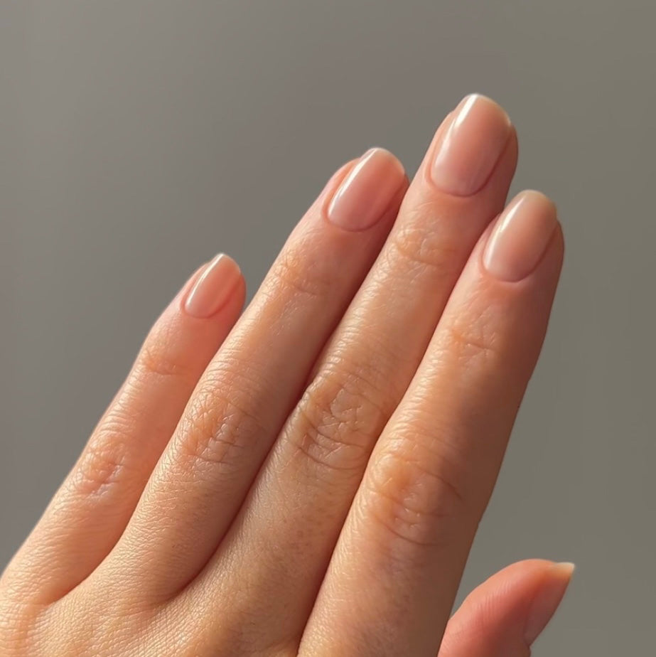 Crème Nail Polish – Farbwirkung und Produktdetail; Farbton ein weiches, cremiges Off-White mit warmem Elfenbeinton