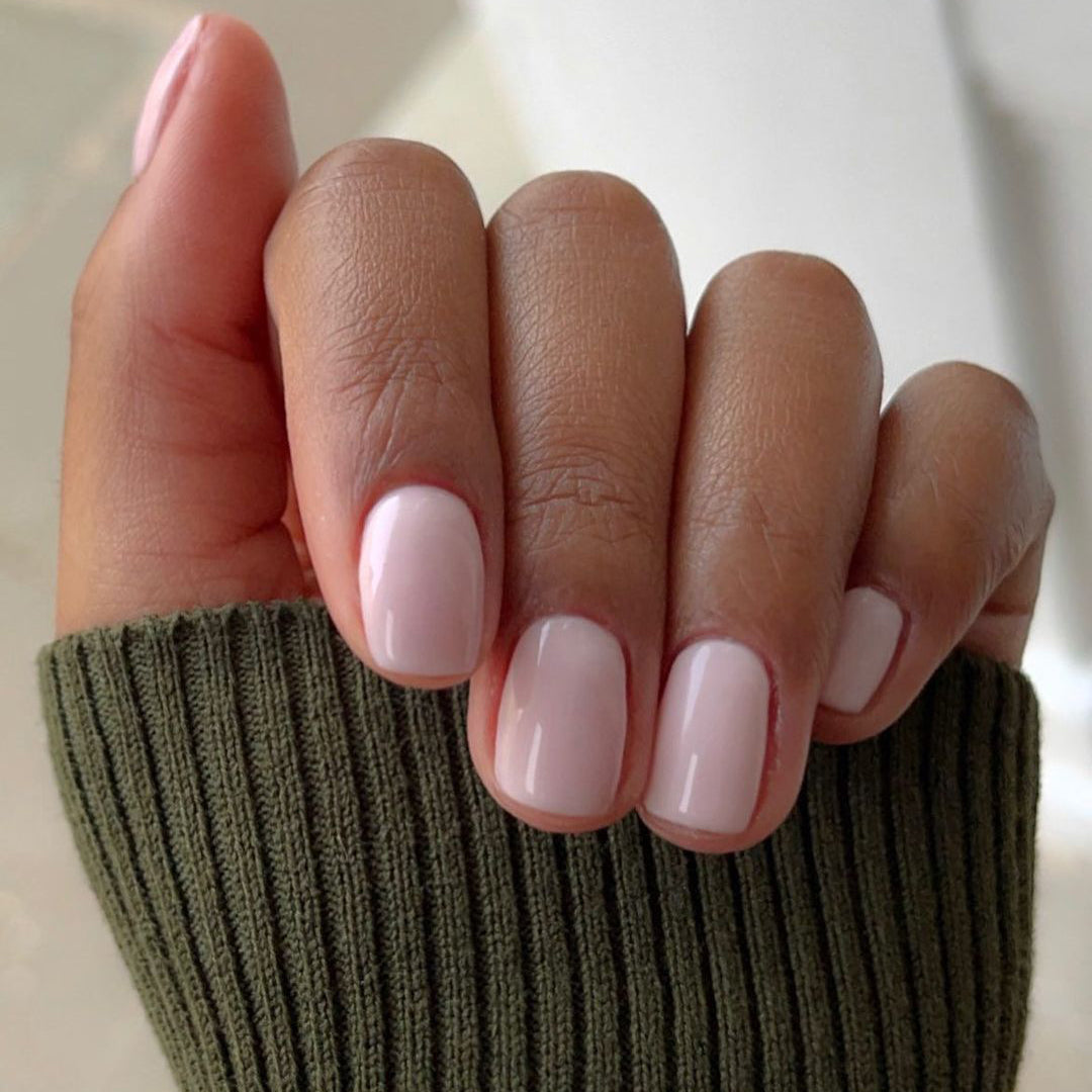 Dané Nail Polish – Nahaufnahme des Farbtons; Farbton ein weiches Blush-Rosa für einen natürlichen „Your nails, but better“-Look