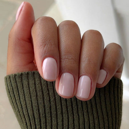 Dané Nail Polish – Nahaufnahme des Farbtons; Farbton ein weiches Blush-Rosa für einen natürlichen „Your nails, but better“-Look