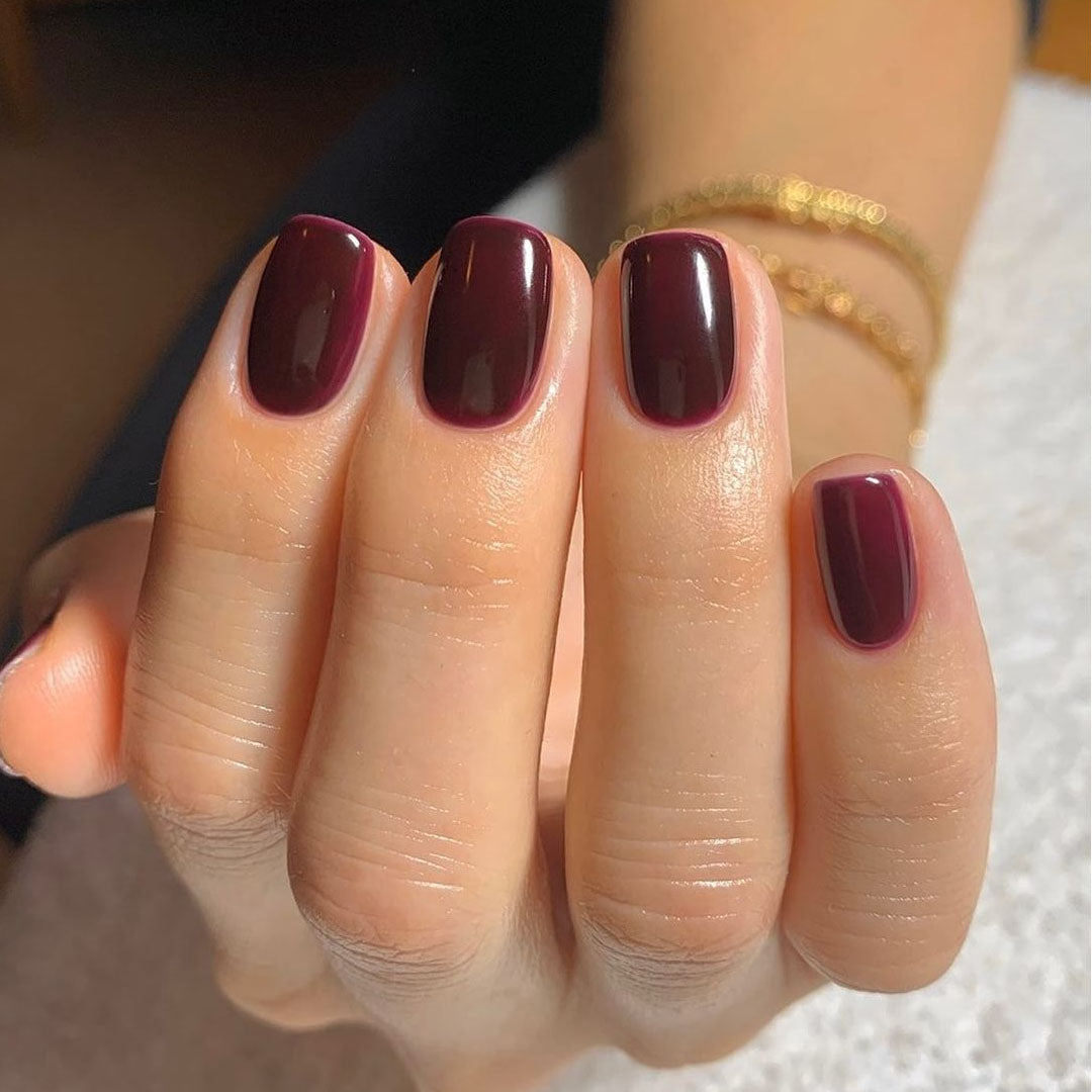 Erica Nail Polish – Nahaufnahme des Farbtons; Farbton ein dunkles Violettrot mit satter, weinfarbener Tiefe